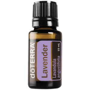 Botella de Aceite Esencial de Lavanda con flores de lavanda alrededor. Producto natural para relajación y bienestar.