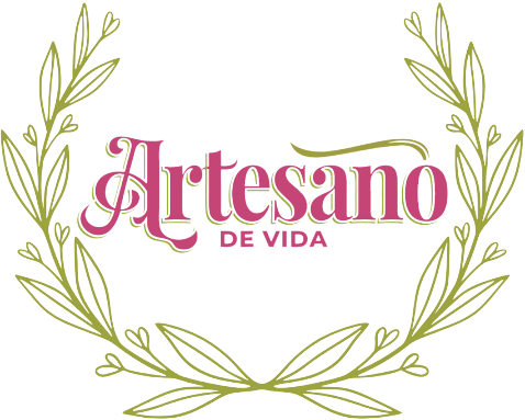 Logo de Artesano de Vida – Marca de Bienestar Natural Logo de Artesano de Vida con corona de laurel artesanal en verde y letras fucsia, representando bienestar natural y crecimiento interior.